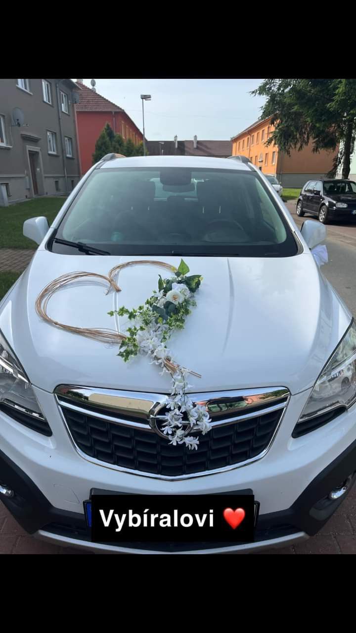 Elegant Heart & Vine White Floral Car Decoration