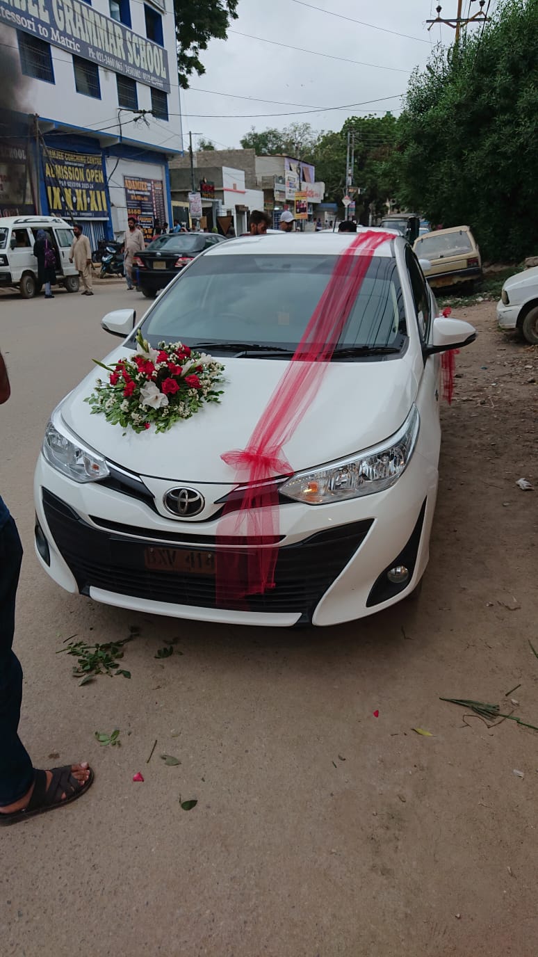 Elegant White Toyota Yaris Wedding Car Decoration with Red Roses and Ribbon