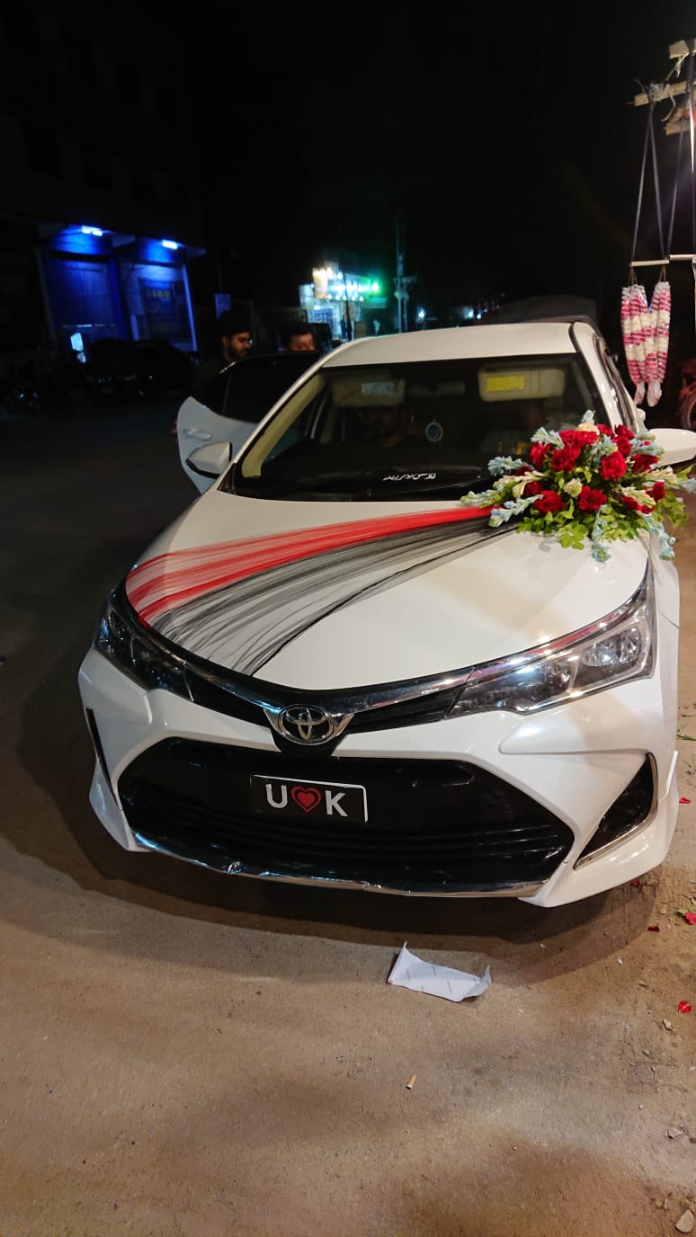 Elegant White Corolla Wedding Car Decoration with Red Roses