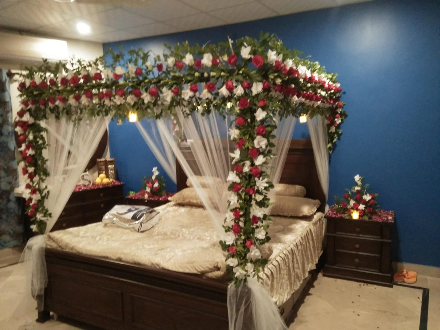 Red and White Rose Luxury Bedroom Flower Decoration ---