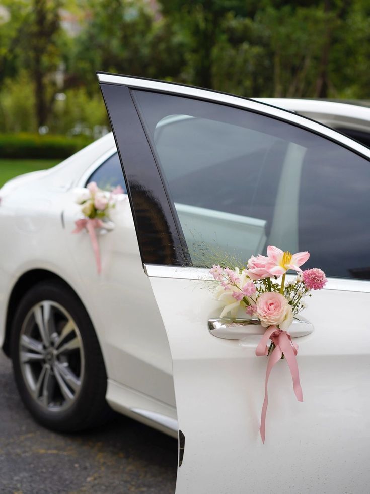 Elegant White Rose Wedding Car Decoration with Tulle