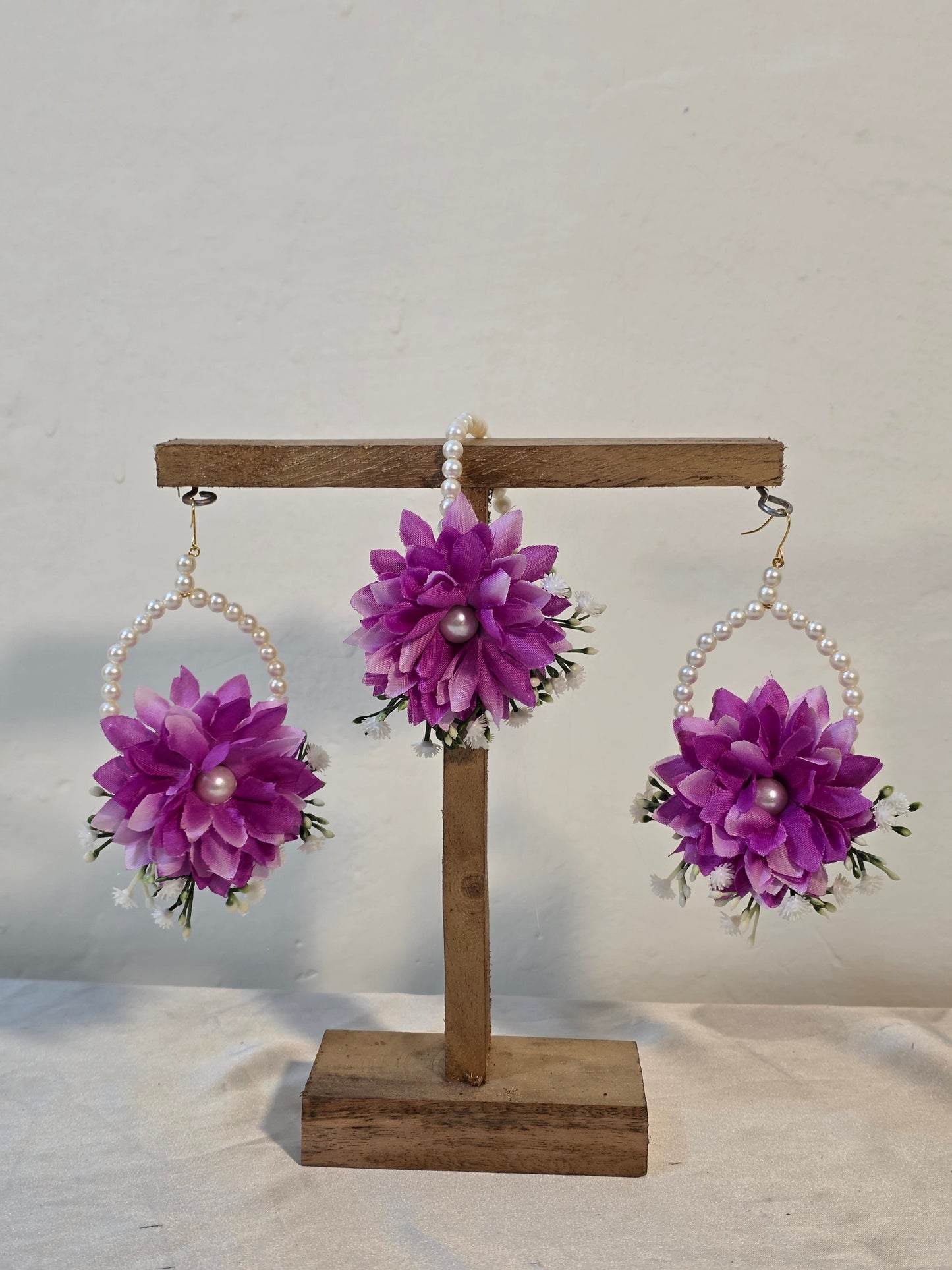 Purple Floral Jewelry Set with Pearl Accents – Earrings & Maang Tikka
