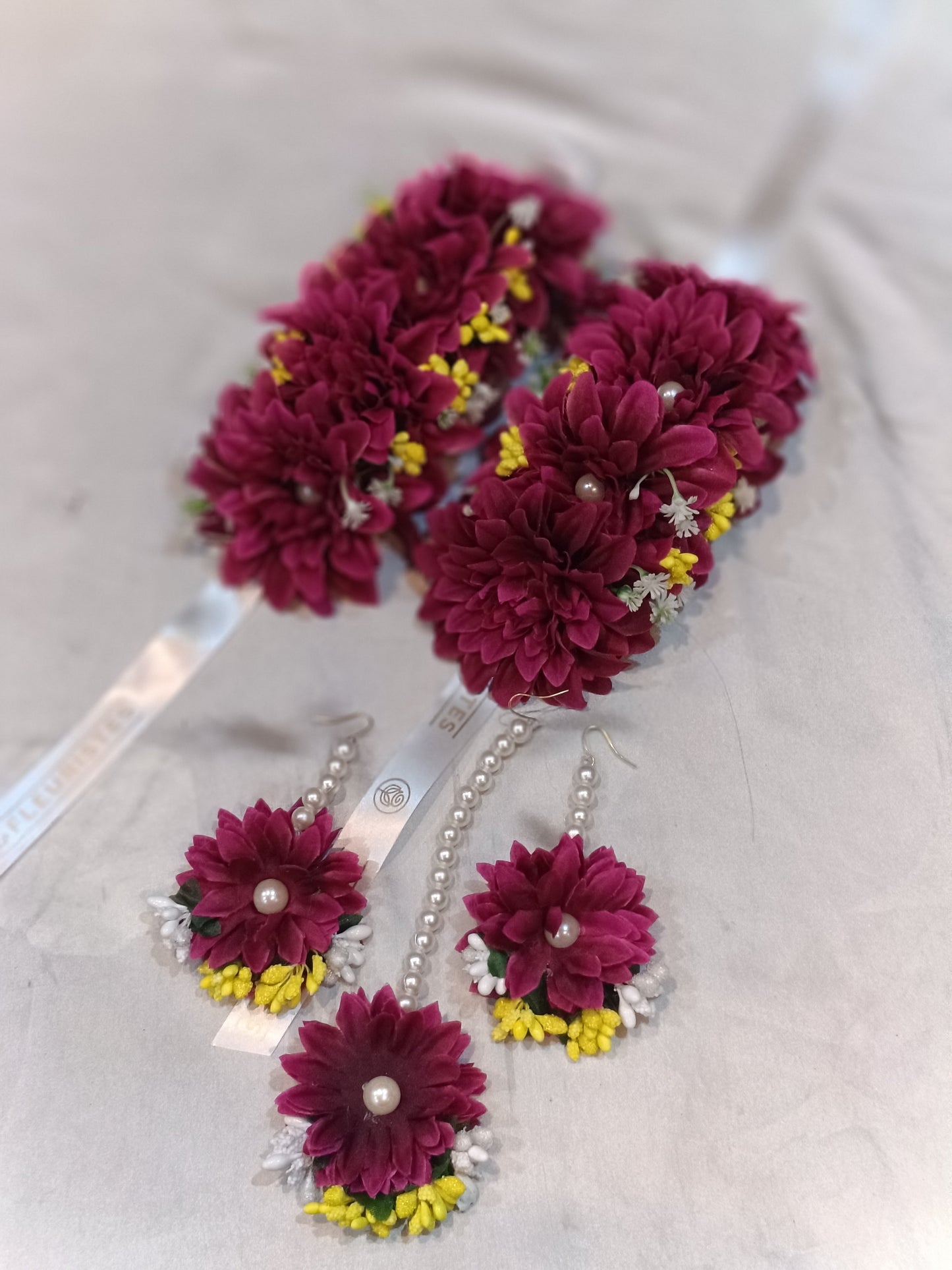 Elegant Magenta Floral Jewelry Set – Maang Tikka, Earrings & Gajras