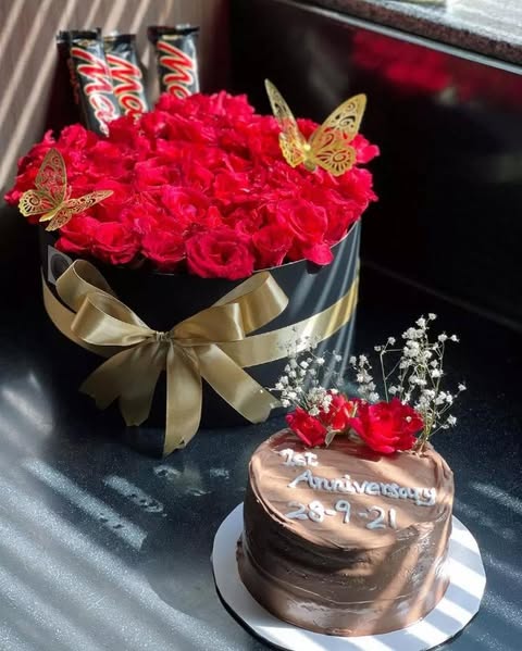Red Rose Anniversary Hat Box with Chocolate Cake & Mars Bars
