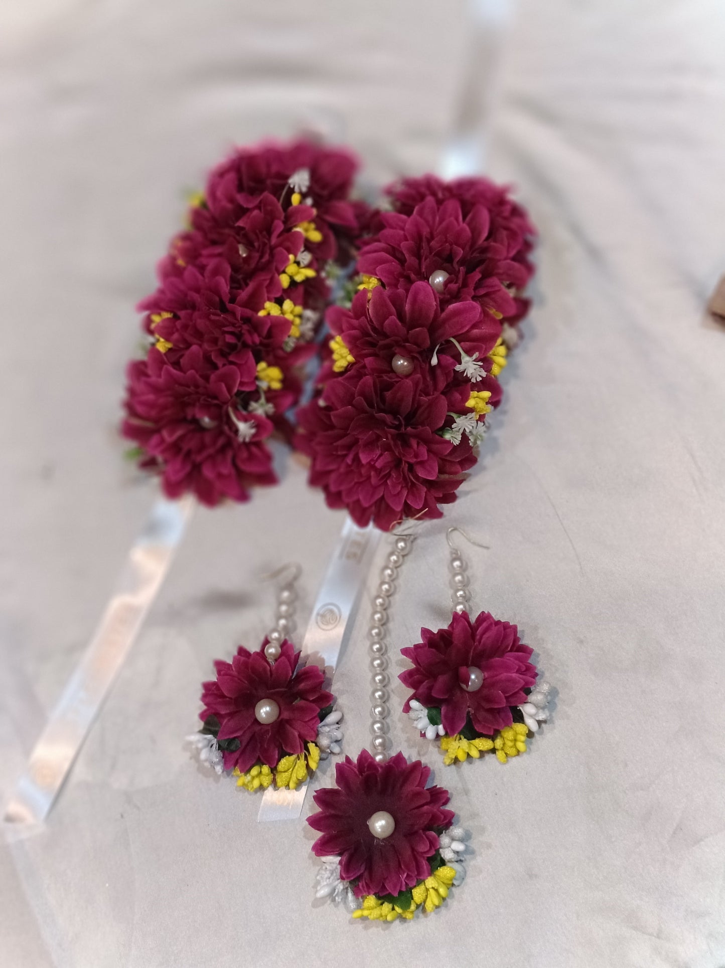 Elegant Magenta Floral Jewelry Set – Maang Tikka, Earrings & Gajras