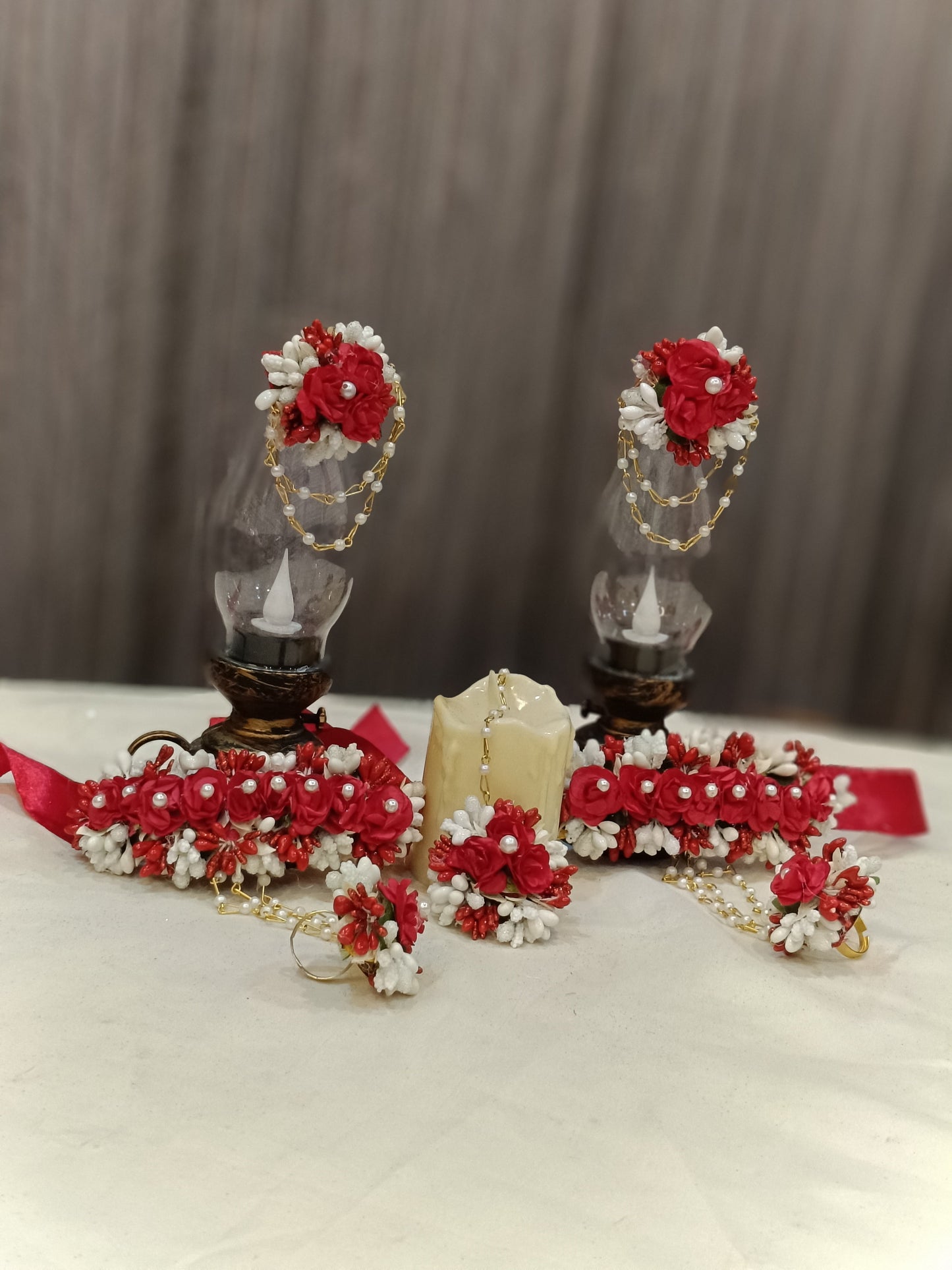 Red & White Floral Hathphool with Pearl Accents