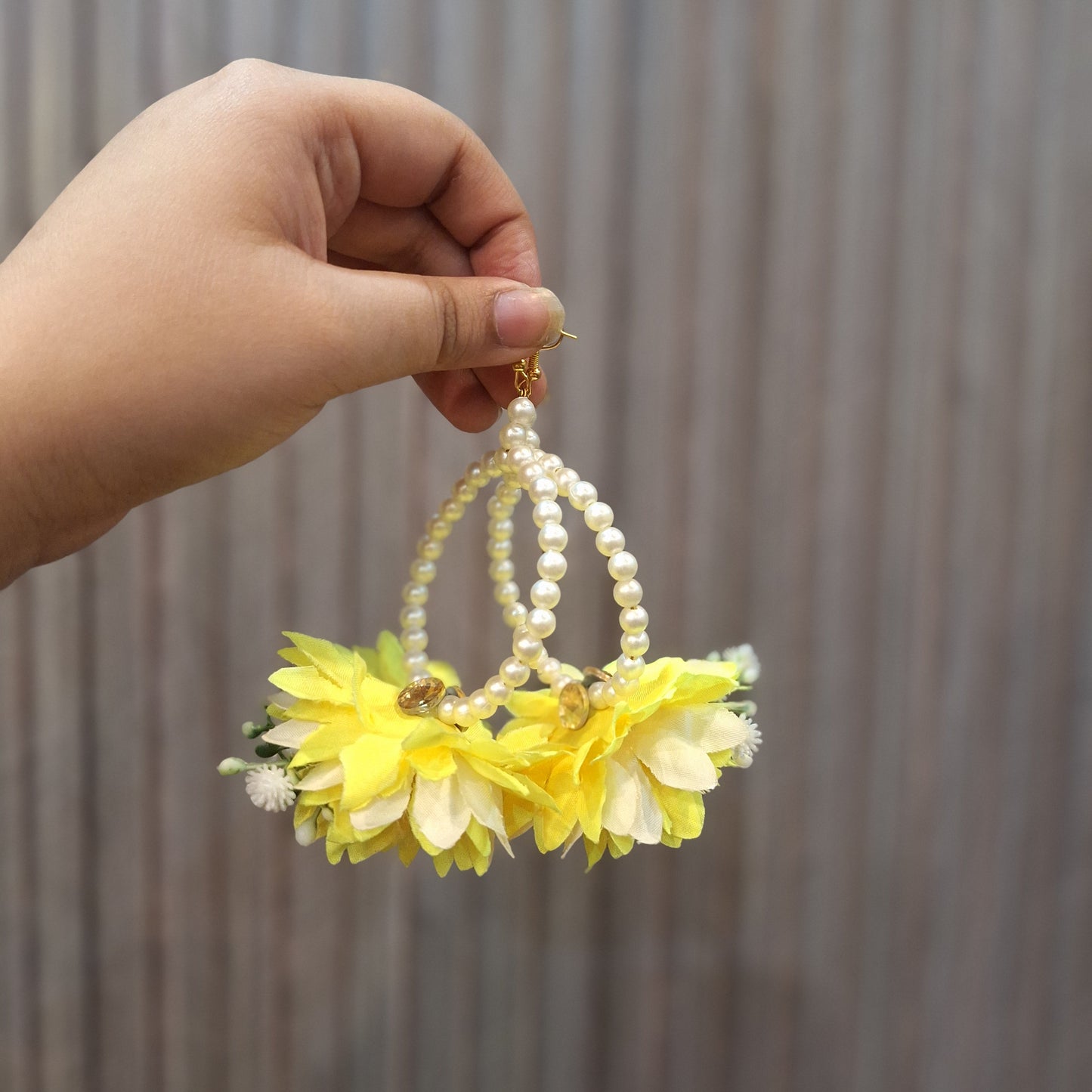Yellow and White Floral Jewelry Set with Pearl Accents
